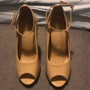 Delicacy patent leather shoes